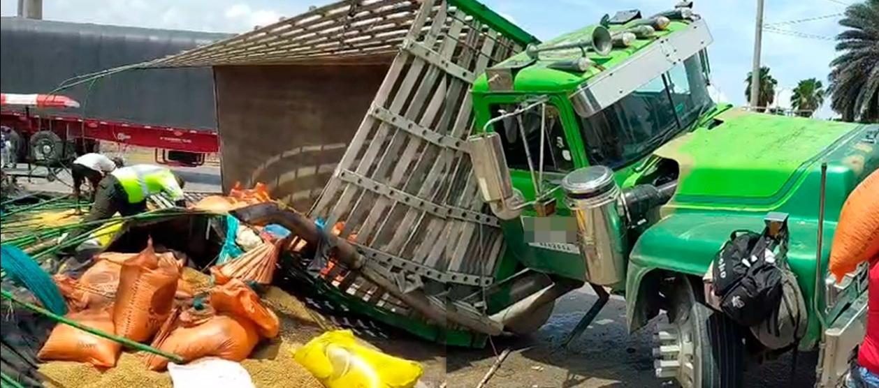 Robaron camión en la 17, y en la huida, se volcaron en el corredor portuario: Un muerto