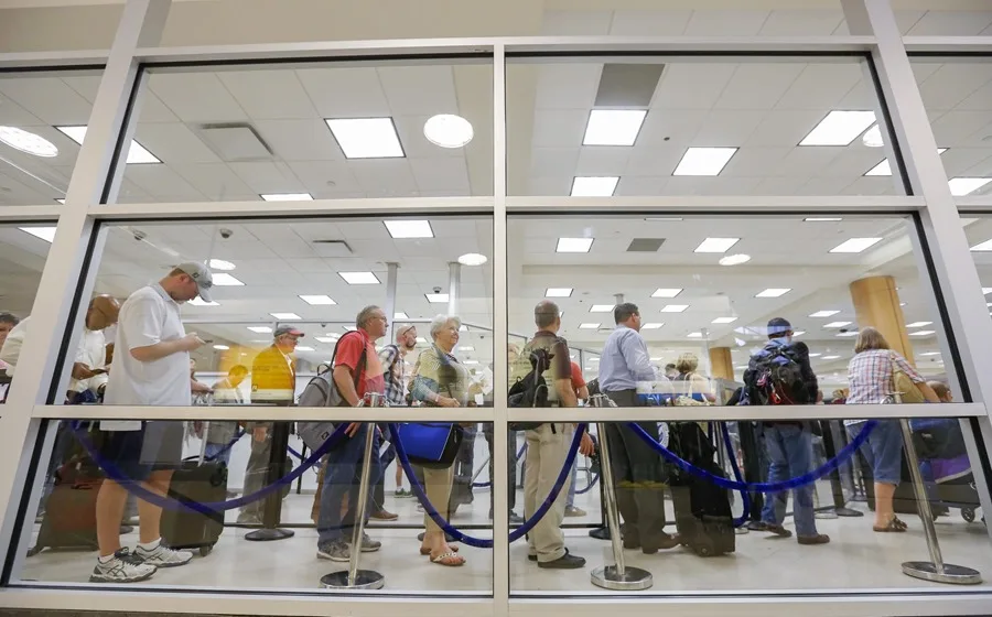 Descalzarse en los controles de seguridad de los aeropuertos de Estados Unidos, dejará de ser obligatorio