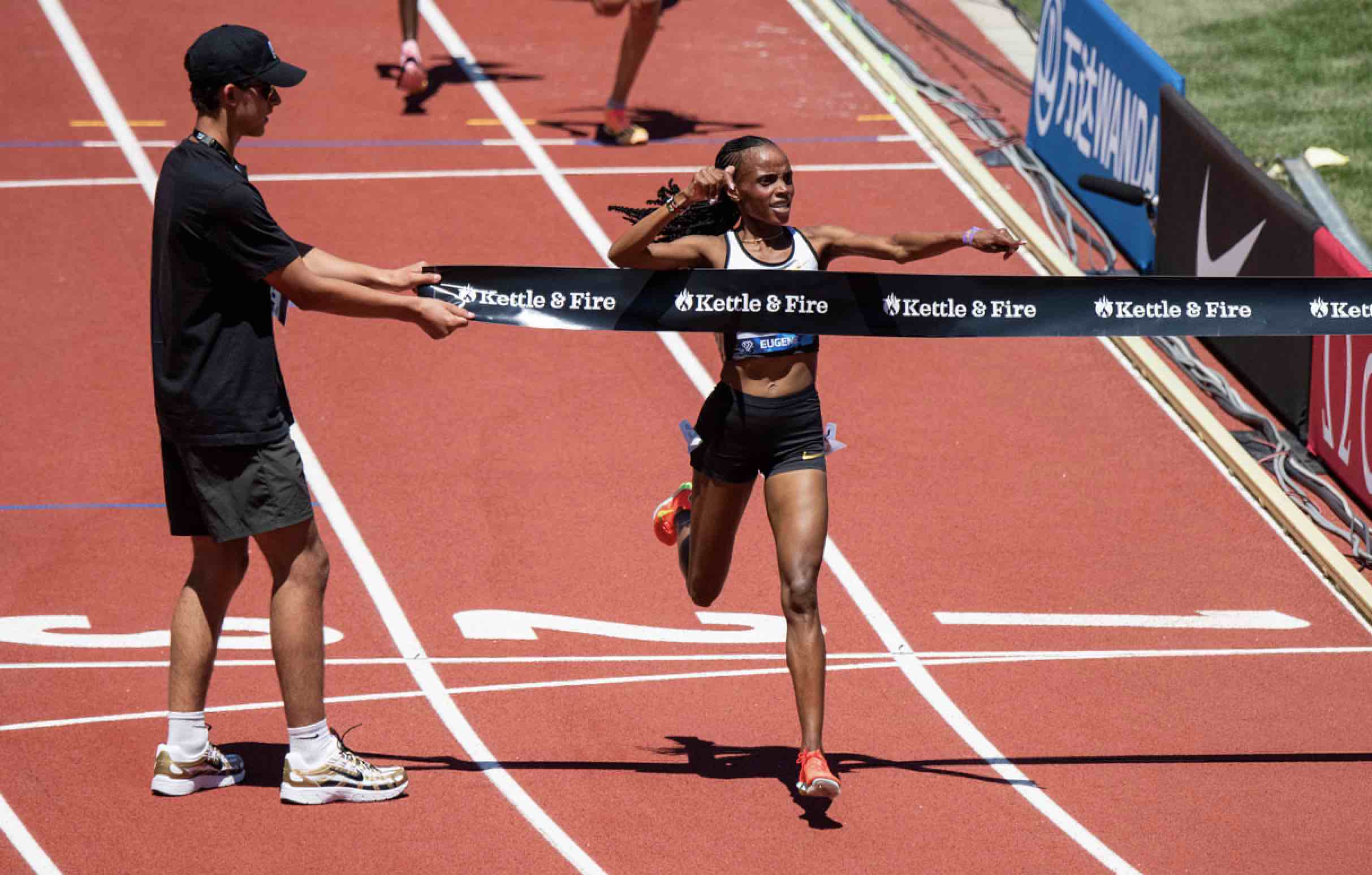 Las kenianas Chebet y Kipyegon desatan la locura con récords del mundo de 5.000 y 1.500