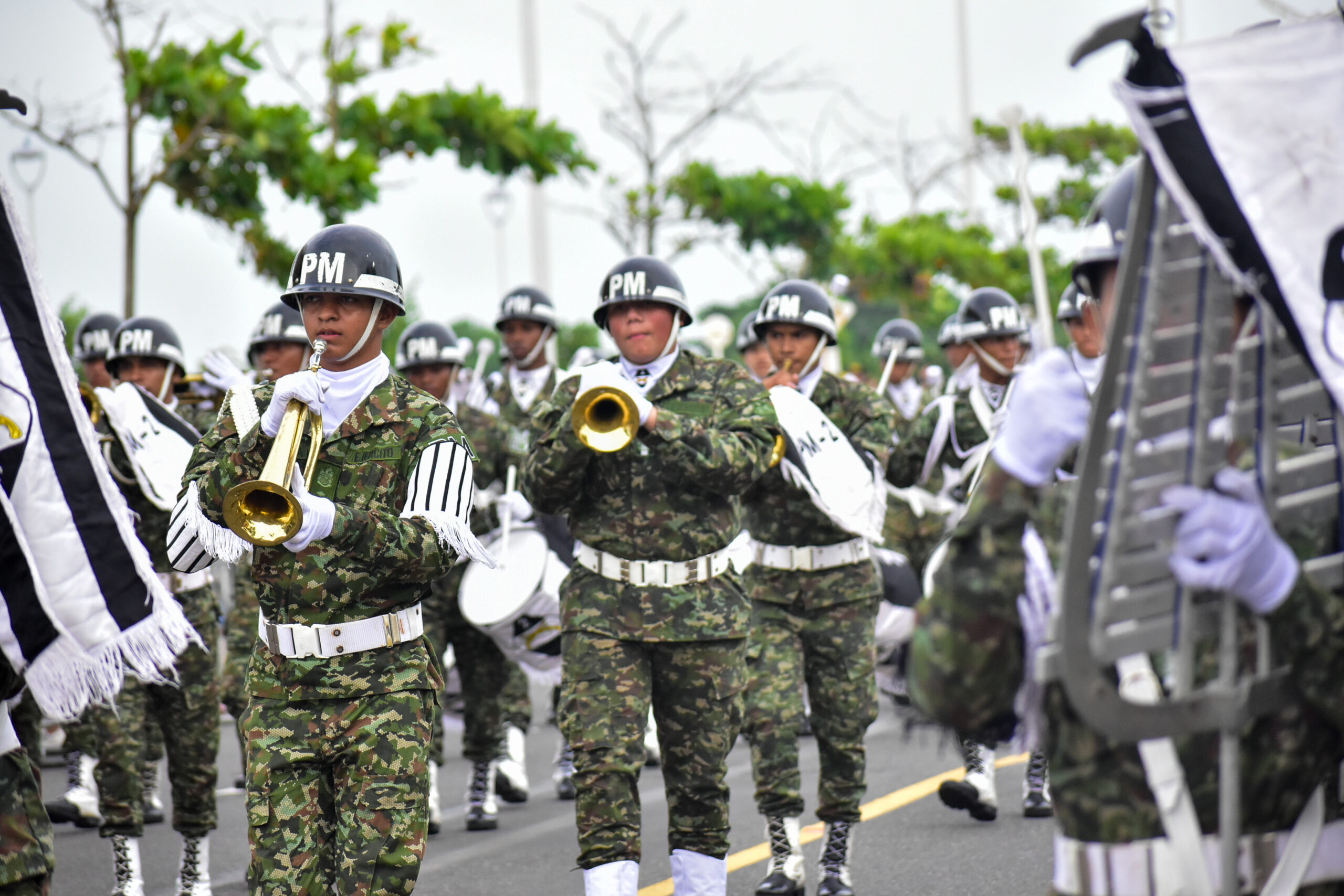 Con imponente desfile militar y policial, Barranquilla conmemora los 215 años de independencia de Colombia, en el Gran Malecón