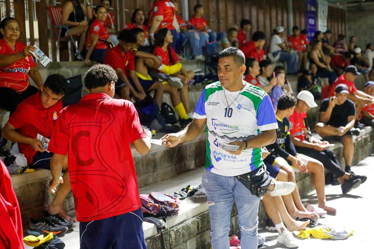Soledad golea al Cáncer de Próstata: exitosa convocatoria en el ¡Hazte el examen de próstata!, campeonato de fútbol