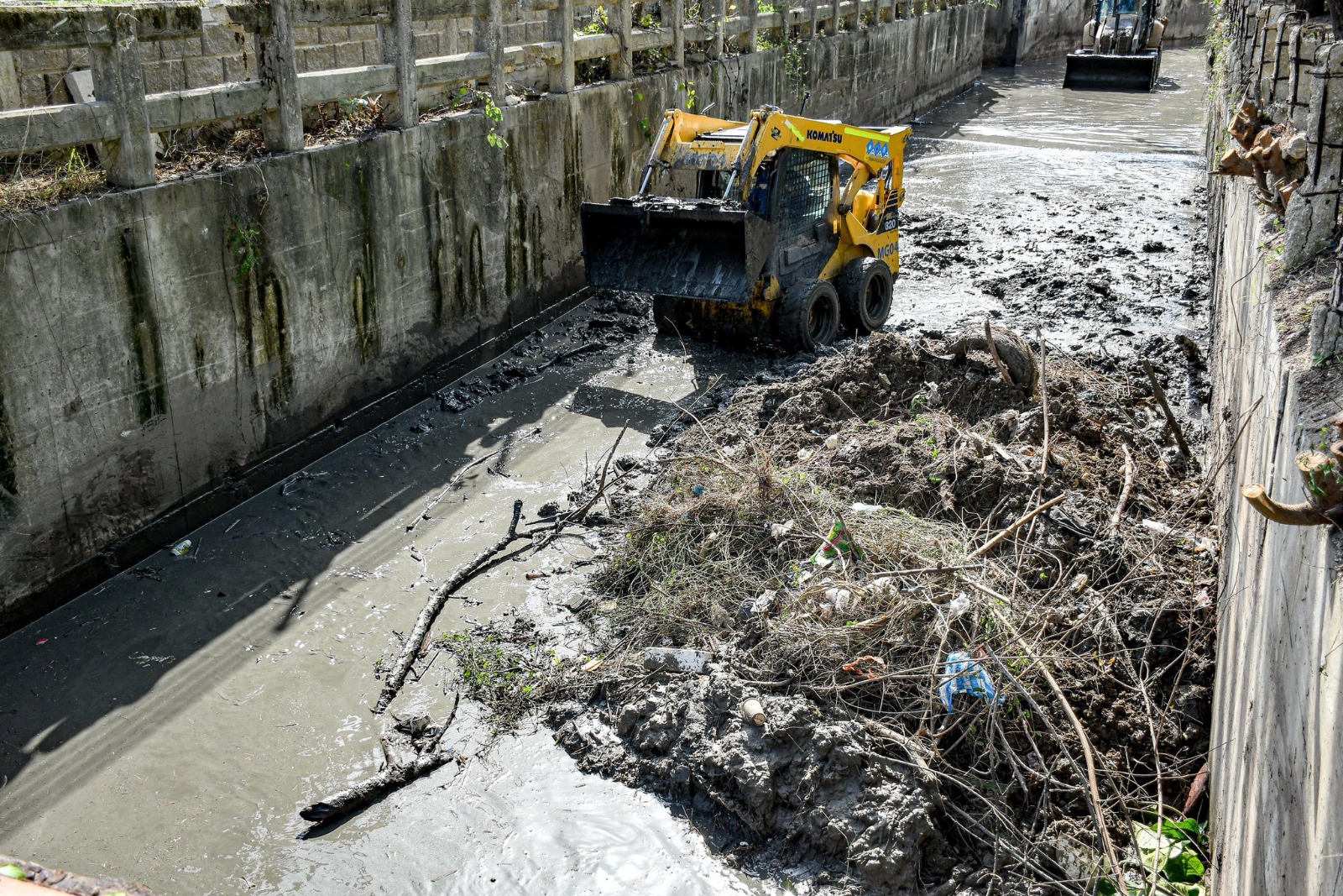 ADI limpia y amplía cauce de canal de Caribe Verde para mitigar riesgos de inundación