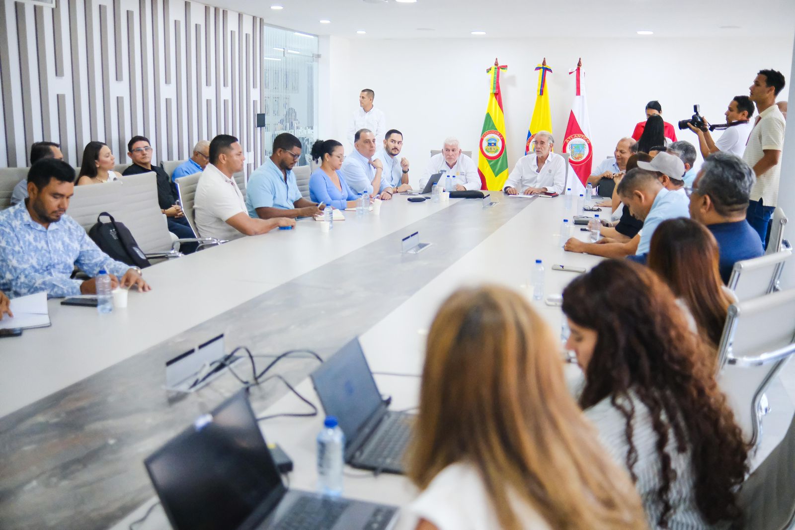 Compromiso para normalización eléctrica de 64.000 viviendas en municipios del Atlántico