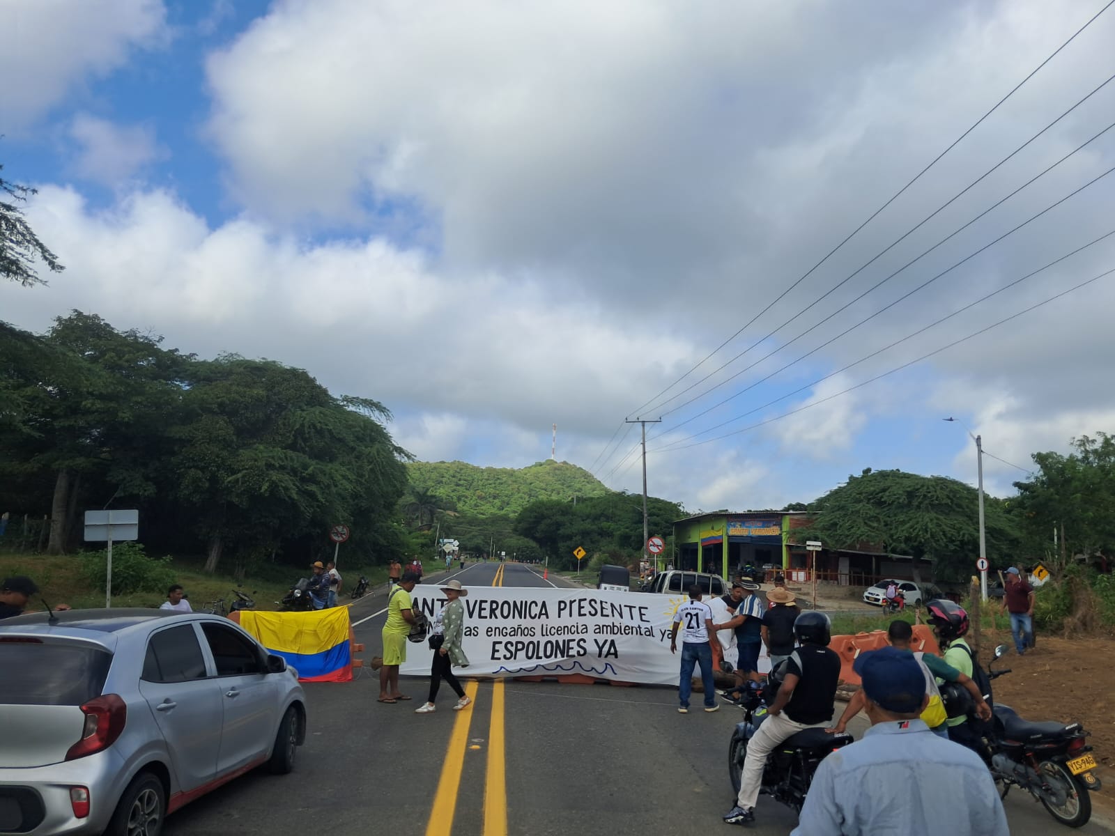 Bloqueos en Vía al Mar por demoras en licencia ambiental para espolones en Santa Verónica