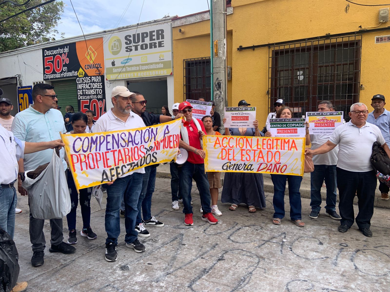 Pérdidas millonarias, protestas y esperanza de los vendedores informales ante la inconclusa obra de La Gran Vía