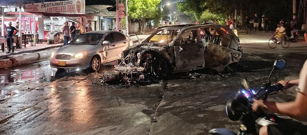 Motociclista herido y vehículos incendiados tras accidente en Simón Bolívar