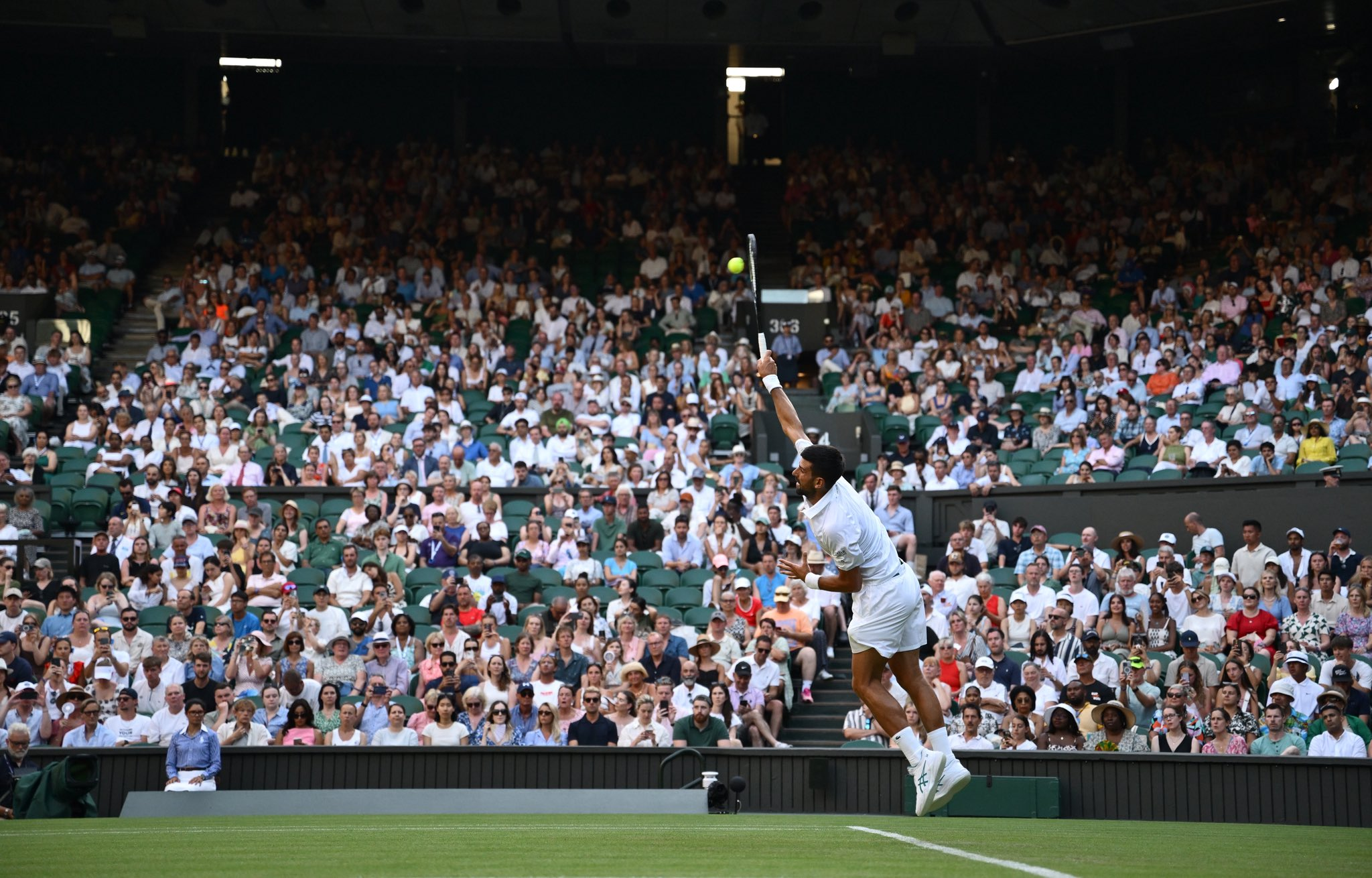 Djokovic dice que ‘píldoras milagrosas’ del médico ayudaron a su estómago en Wimbledon