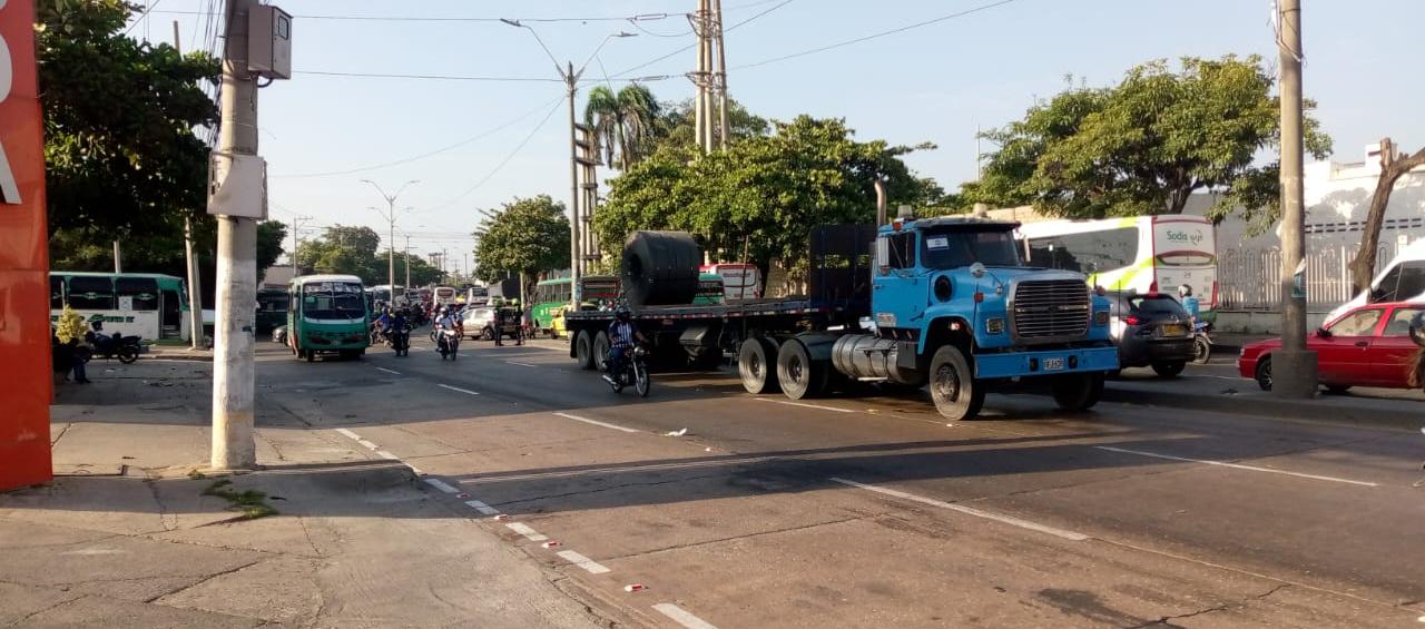 Muere conductor de motocicleta eléctrica arrollado por tractocamión en la Vía 40