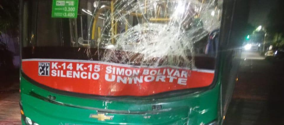 Accidente entre bus y moto deja un muerto en el barrio Los Pinos