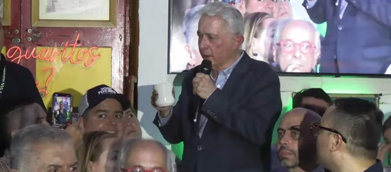Uribe reaparece en público tras quedar en libertad y asegura que la oposición ganará las elecciones de 2026