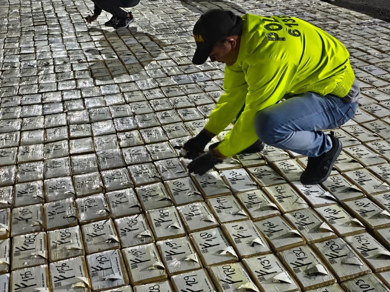 Policía incautó camión con 1,3 toneladas de cocaína con destino a un puerto del Caribe