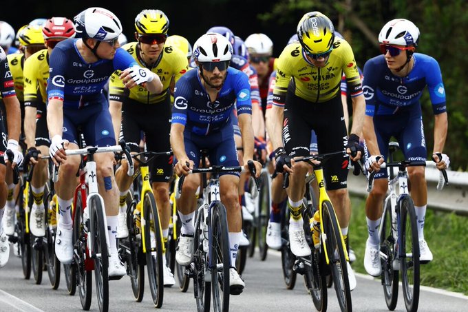 El francés Guillaume Martin, primer ciclista que ha abandonado la 80ª Vuelta a España