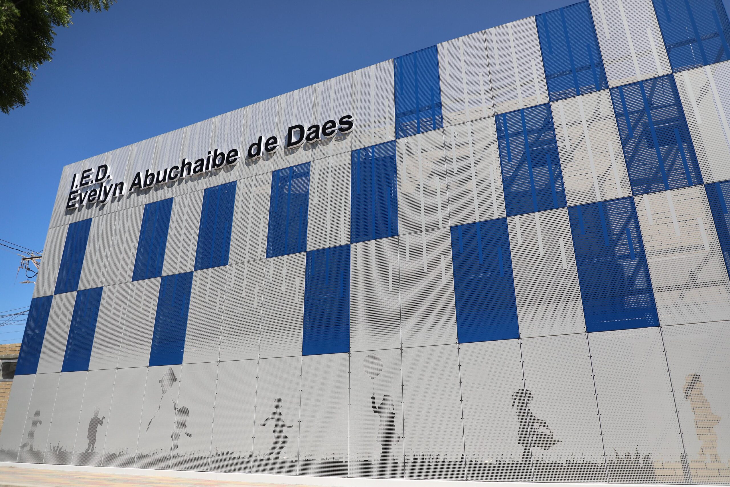 Fundación Tecnoglass ES y la Alcaldía de Barranquilla inauguran la IED Evelyn Abuchaibe de Daes, un nuevo colegio STEAM en La Playa