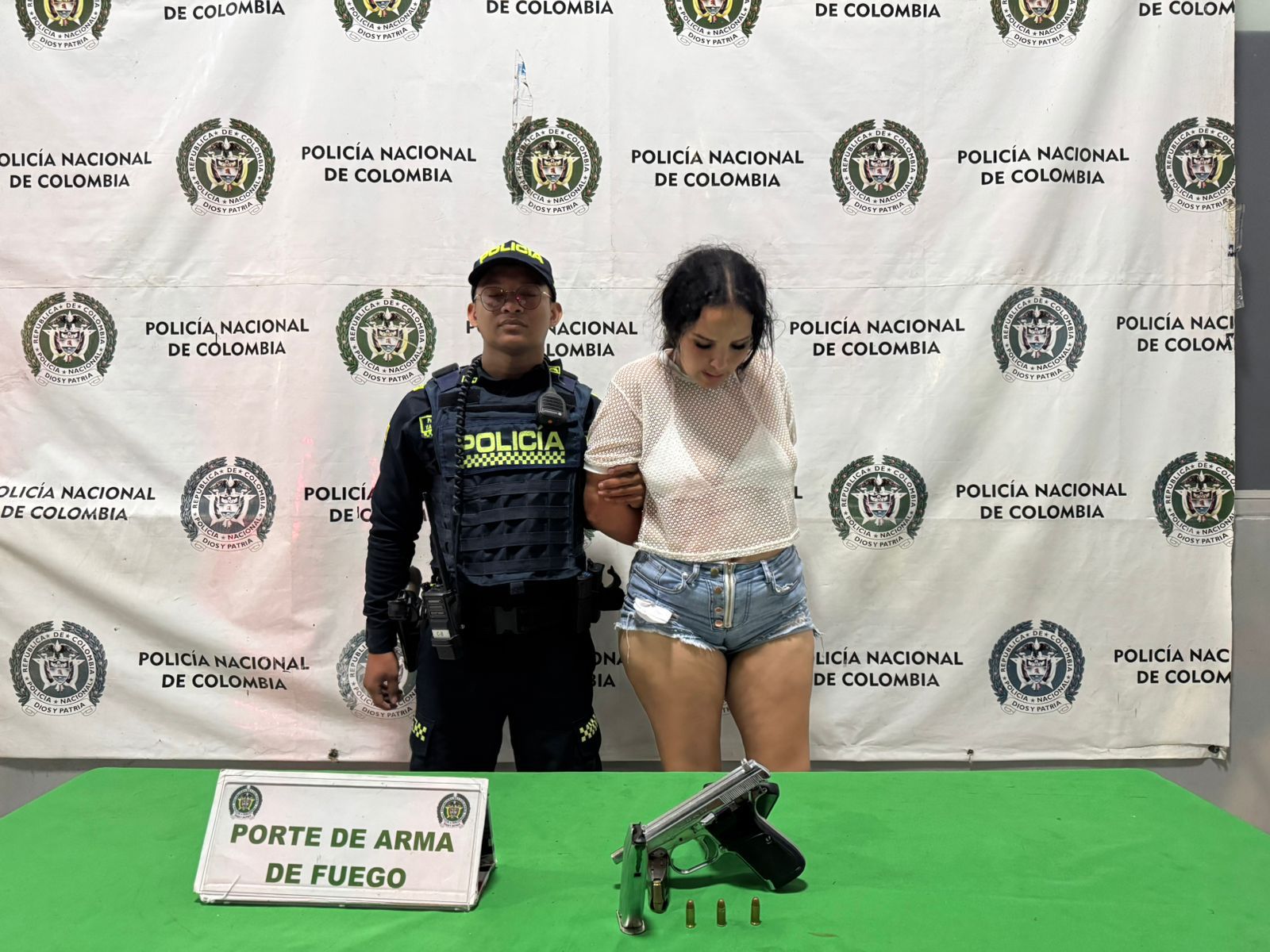 Capturan a mujer armada en el barrio La Sierrita