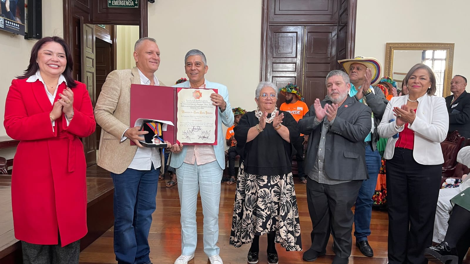 Santa Lucía recibe condecoración “Orden de la Democracia” en la Cámara de Representantes