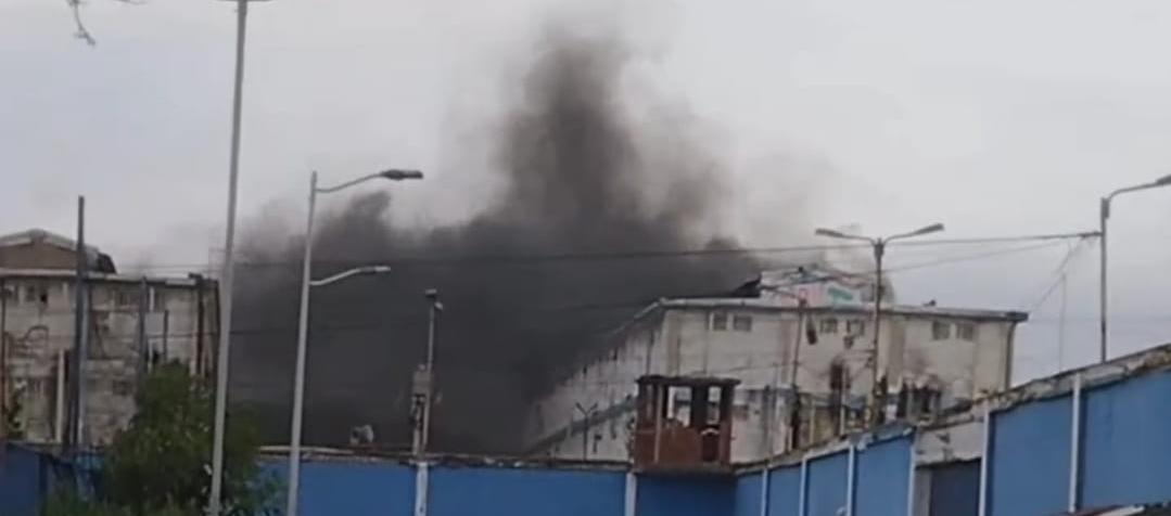 Controlan motín e incendio en la Penitenciaría El Bosque