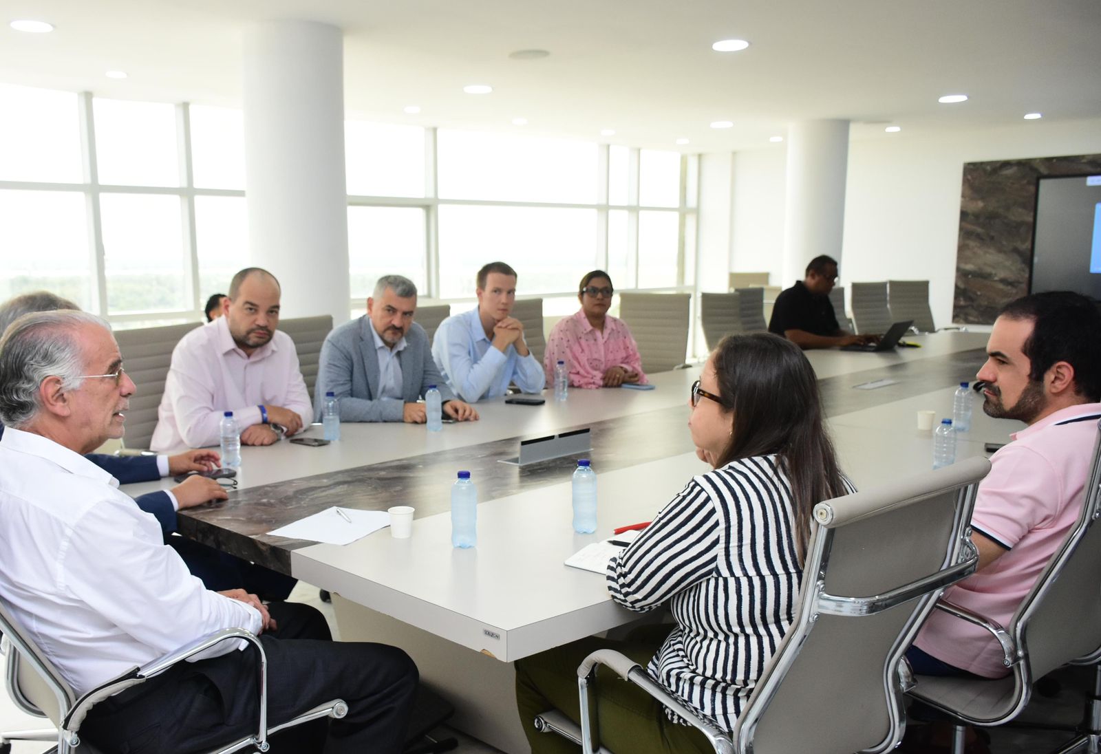 Gobernación del Atlántico y autoridades mundiales de ajedrez evalúan masificación del deporte en colegios del departamento 