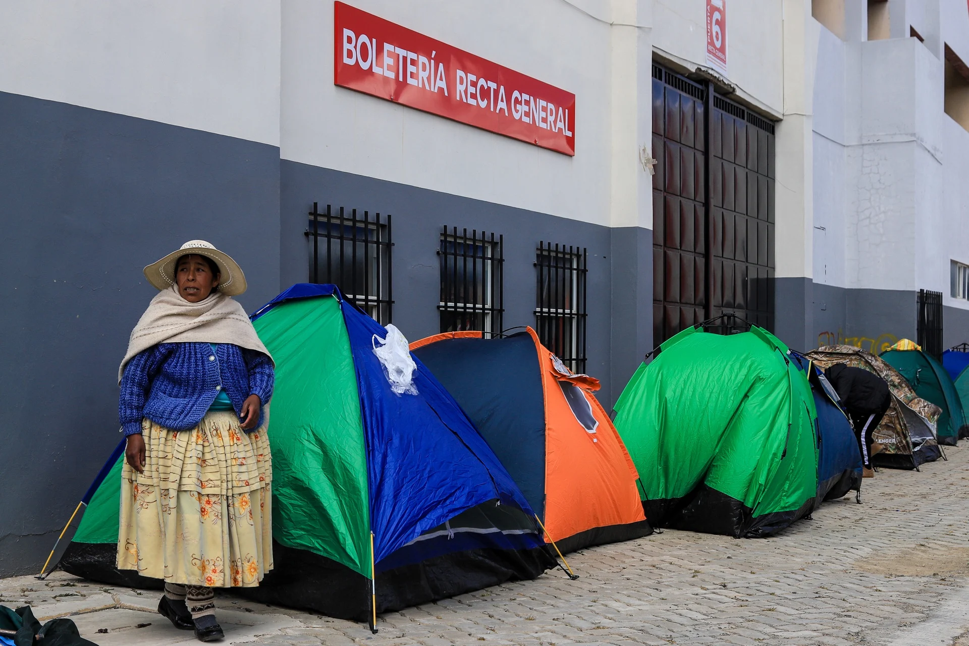 Aficionados bolivianos acampan frente al estadio de El Alto para conseguir entradas para el partido contra Brasil