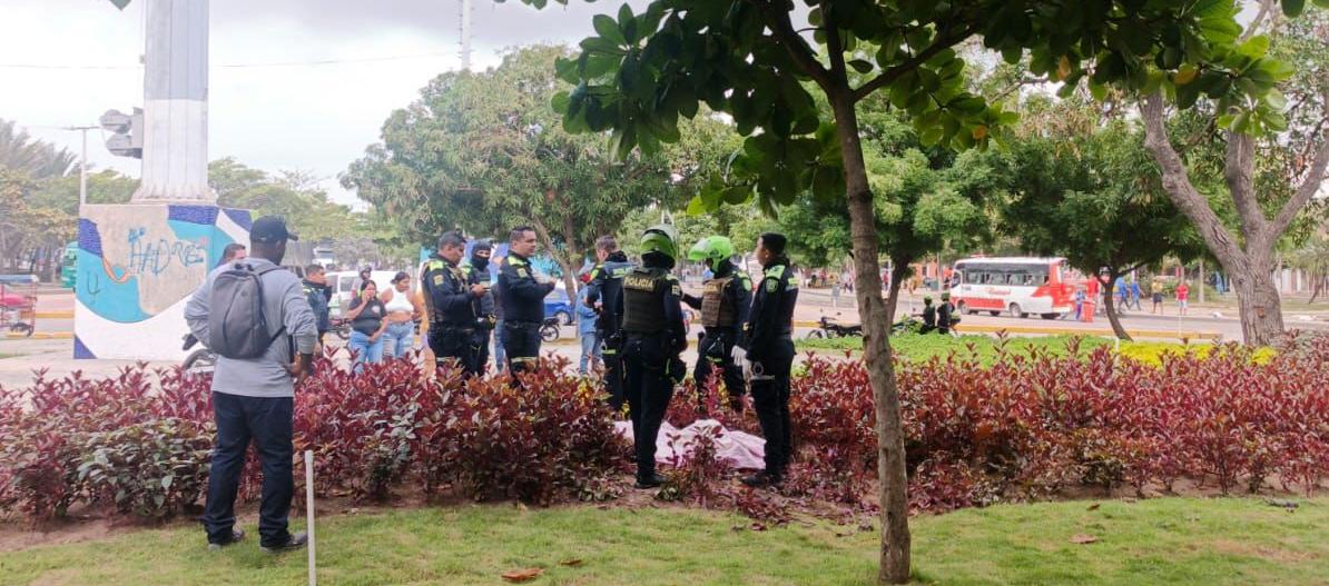 Hallan hombre asesinado a puñaladas en rotonda de la calle 17