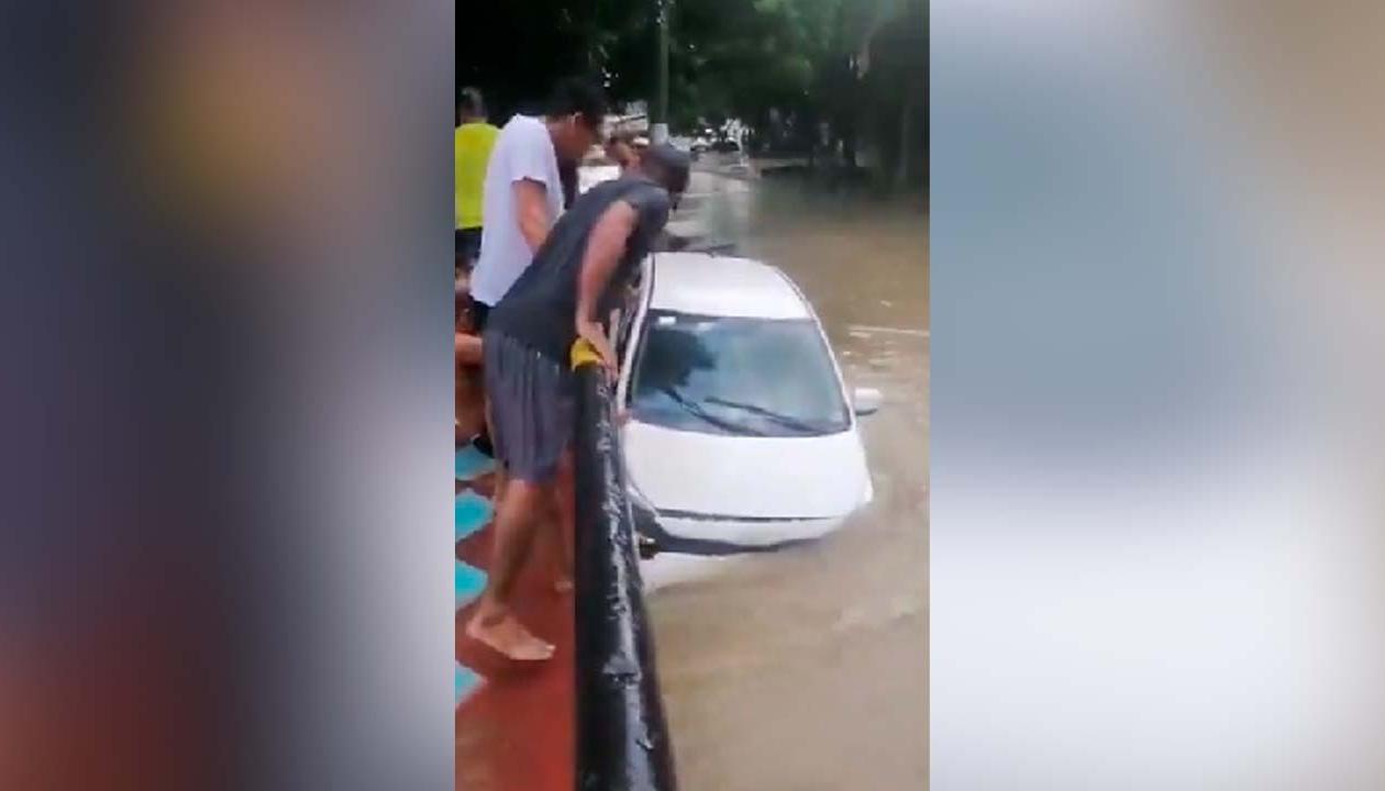 Vehículo fue arrastrado por la corriente en el barrio El Limón de Barranquilla
