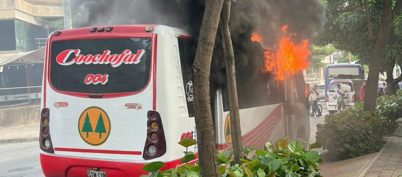 Incendio consumió buseta de Coochofal en el norte de Barranquilla