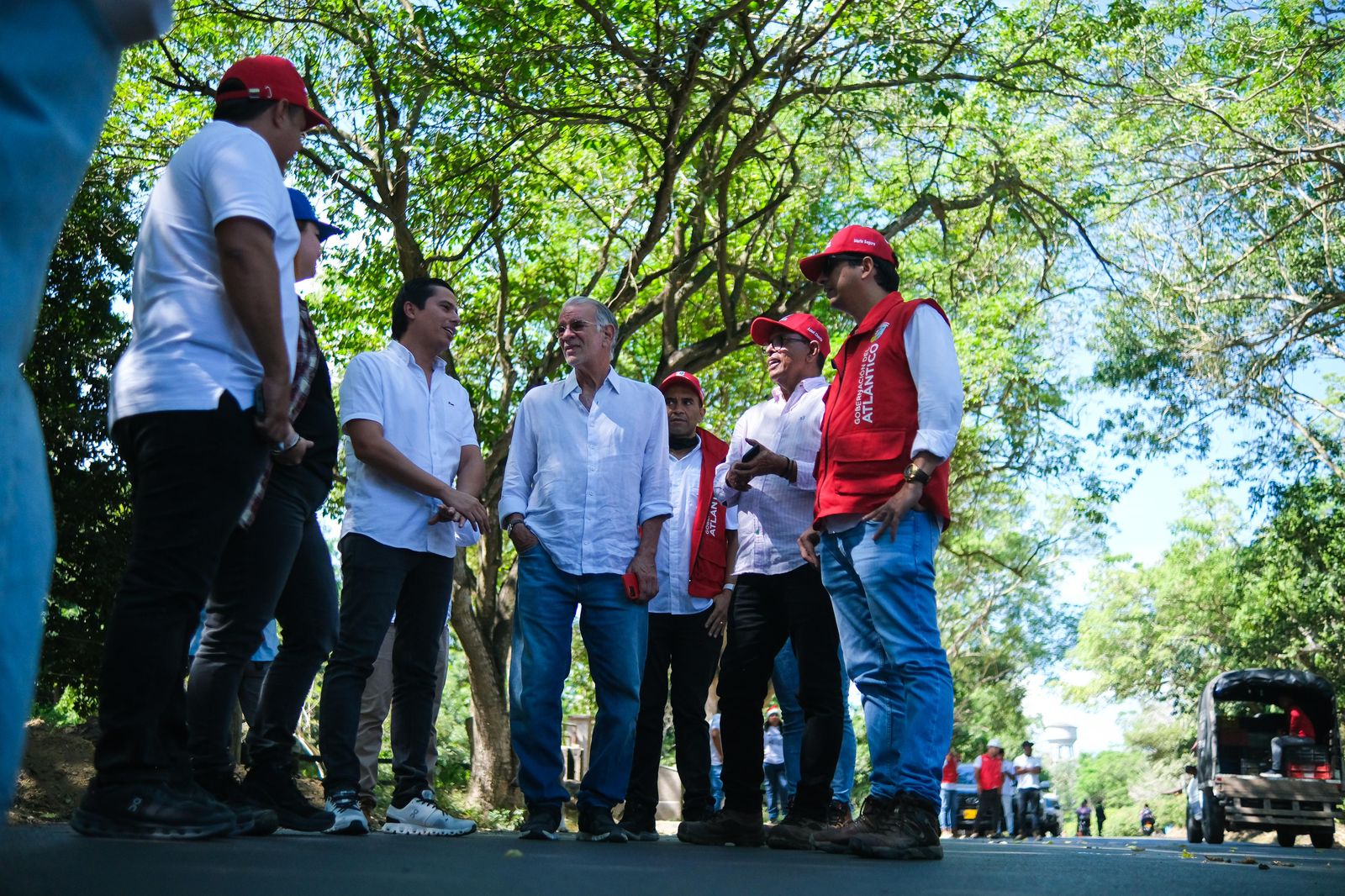 Gobernación del Atlántico renueva accesos rurales e instala postes con energía solar