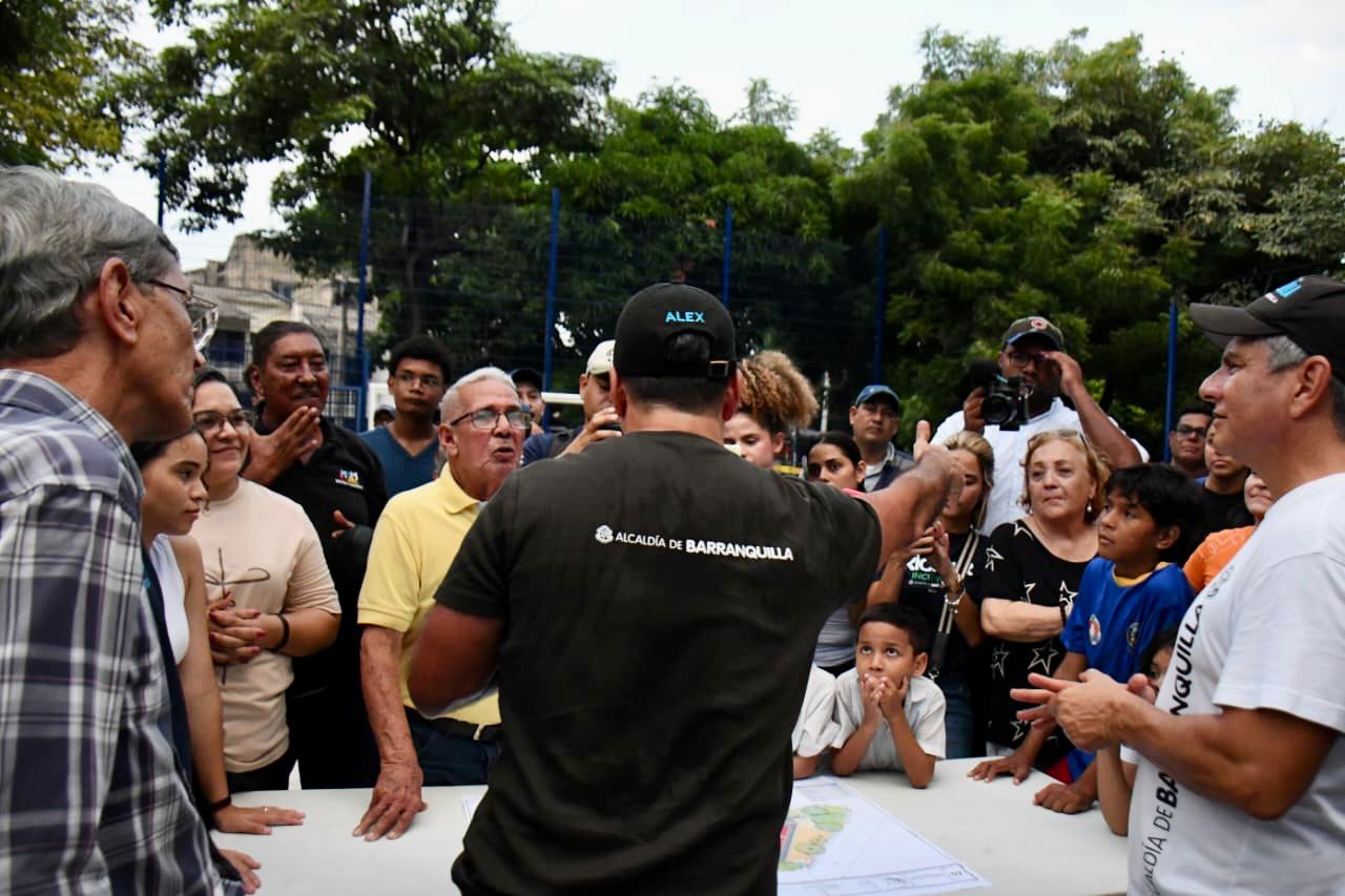Alcalde Char pone primeras piedras de la cancha El Milagro y el parque San Salvador