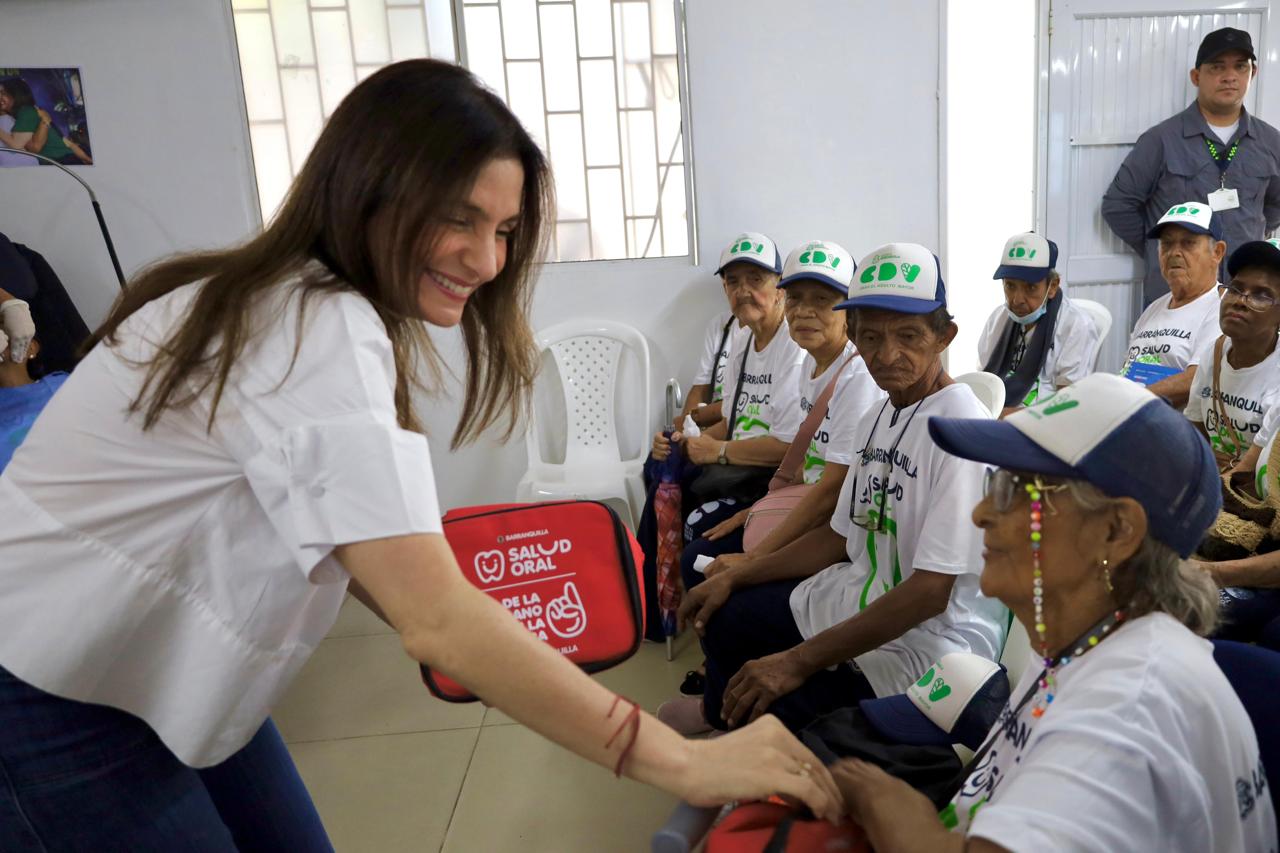 Con campaña de salud oral, 2.500 adultos mayores de los Centros de Vida estrenan sonrisas