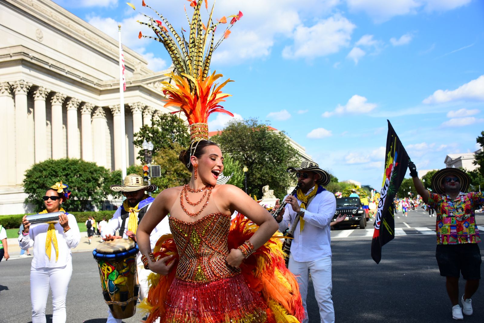 La reina Michelle preside Desfile de la Hispanidad en Washington D.C.