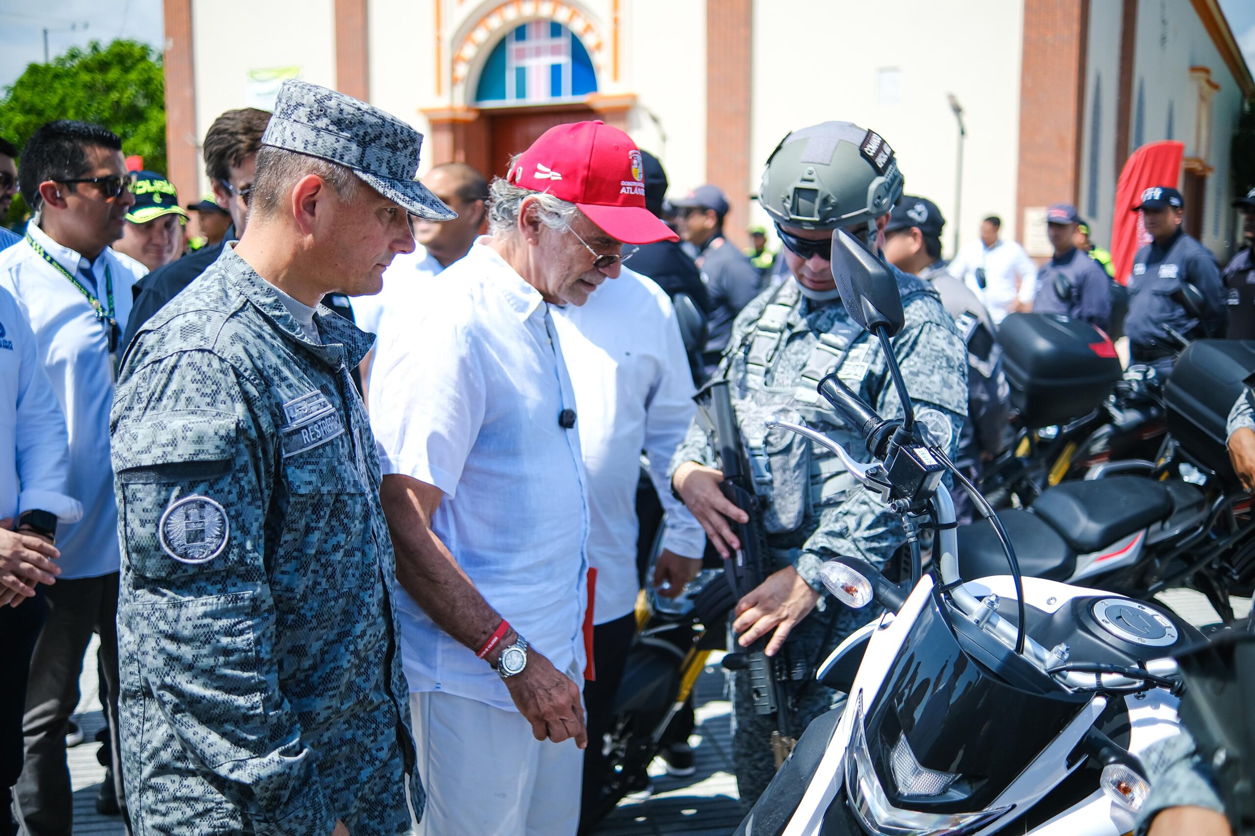 Gobernador Verano comienza entrega de 110 motocicletas para fortalecer la Fuerza Pública en el departamento