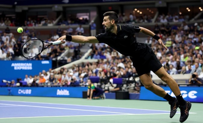 Djokovic avanza a cuartos del US Open pese a molestias en el cuello