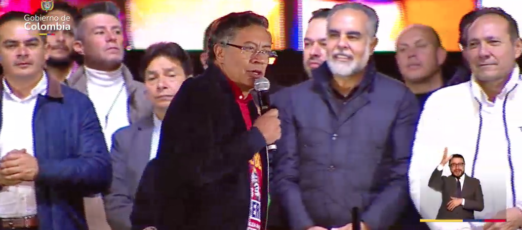 “Nunca he tenido un comportamiento mafioso”: Petro ante una multitud en la Plaza de Bolívar