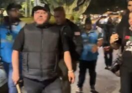 El concejal de Medellín, Andrés 'Gury' Rodríguez, con un bate en mano._0