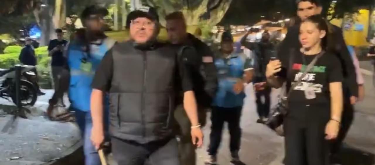 El concejal de Medellín, Andrés 'Gury' Rodríguez, con un bate en mano._0