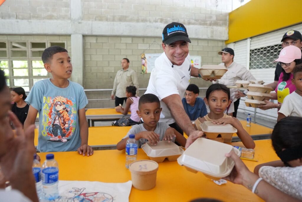 Alcalde Char acompaña a niños en los Comedores Culturales que promueven bienestar y seguridad alimentaria