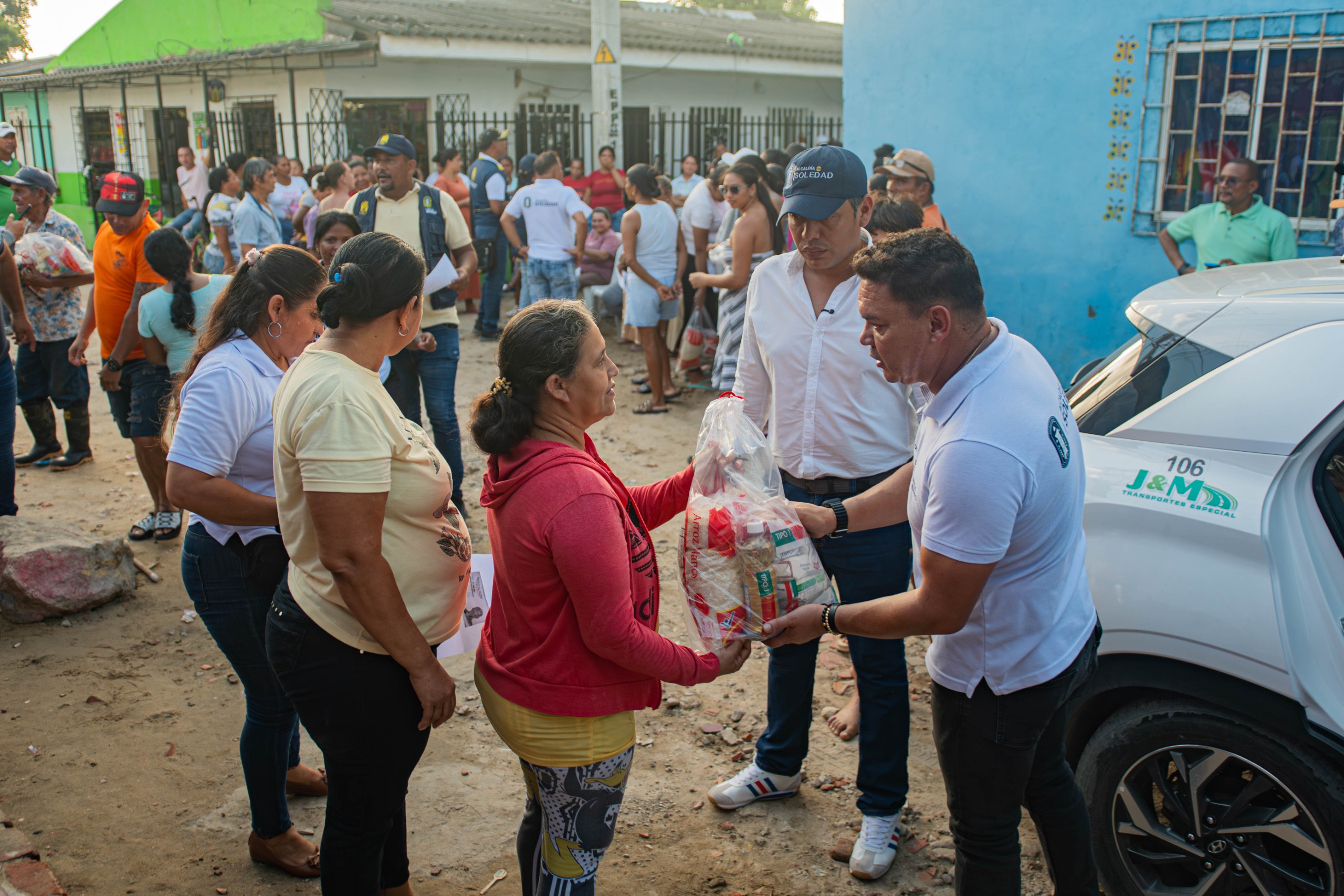 Alcaldía de Soledad entrega ayudas humanitarias a familias afectadas por las lluvias