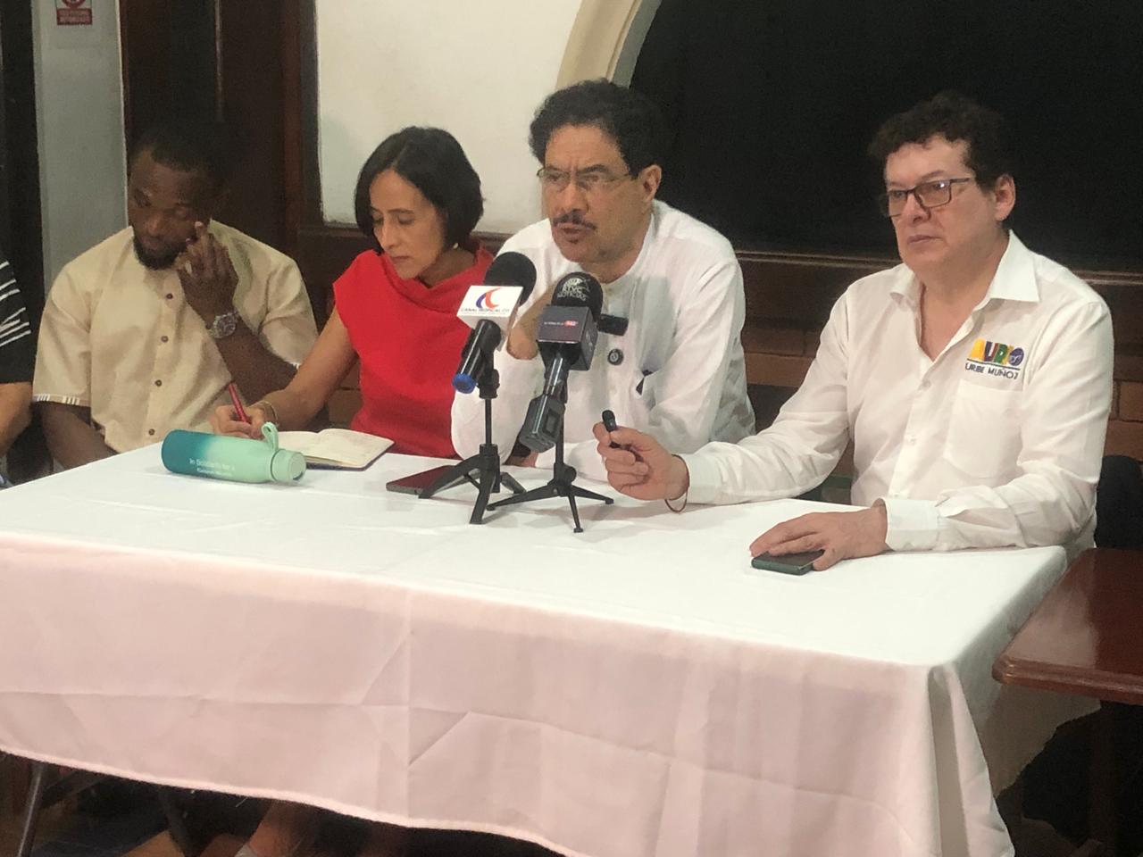 Iván Cepeda rechaza creciente militarización en las costas de Colombia y Venezuela