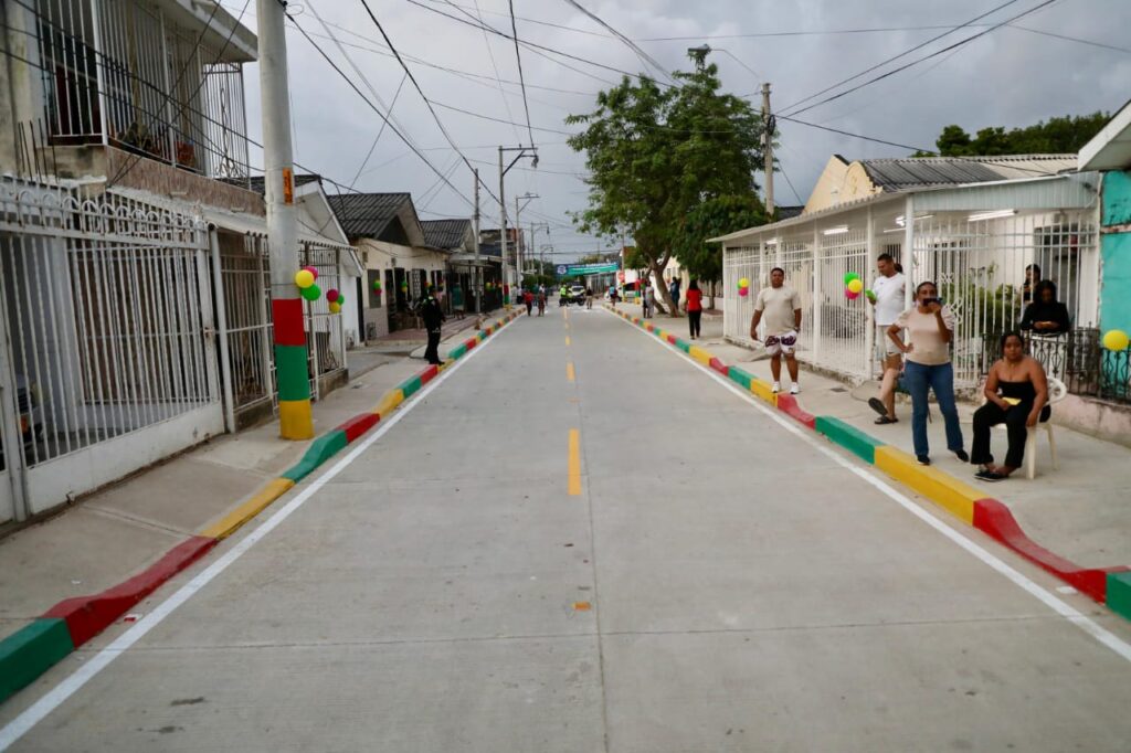 Alcalde Char entrega nuevas vías pavimentadas en Rebolo y Montes