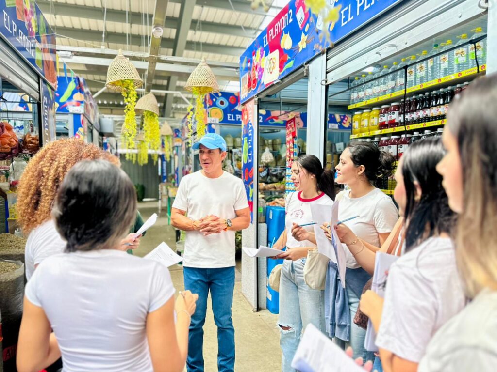 Alcaldía de Barranquilla impulsa fortalecimiento empresarial de los comerciantes del mercado El Playón
