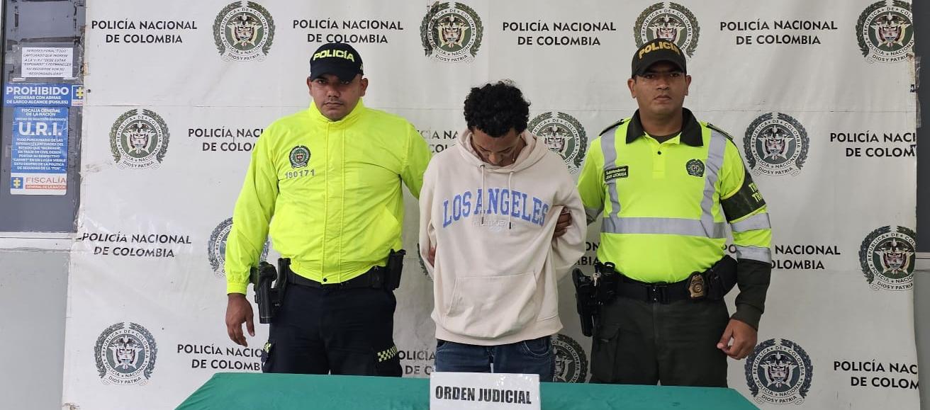 Capturan a presunto atracador de buses en Ciudad Modesto