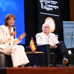 El exjuez español Baltasar Garzón y la fiscal de Derechos Humanos y Memoria Democrática, Dolores Delgado, durante su participación en Unisimón.