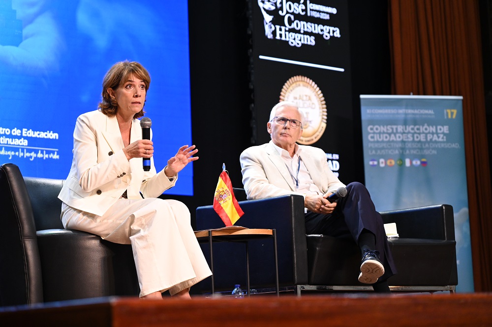 El exjuez español Baltasar Garzón y la fiscal de Derechos Humanos y Memoria Democrática, Dolores Delgado, durante su participación en Unisimón.