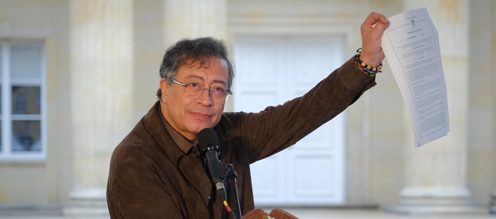 Petro ordena desclasificar los archivos del extinto DAS para garantizar el derecho a la verdad