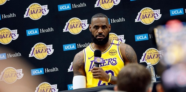 Lakers: LeBron James tiene ciática y estará fuera para el inicio de la temporada