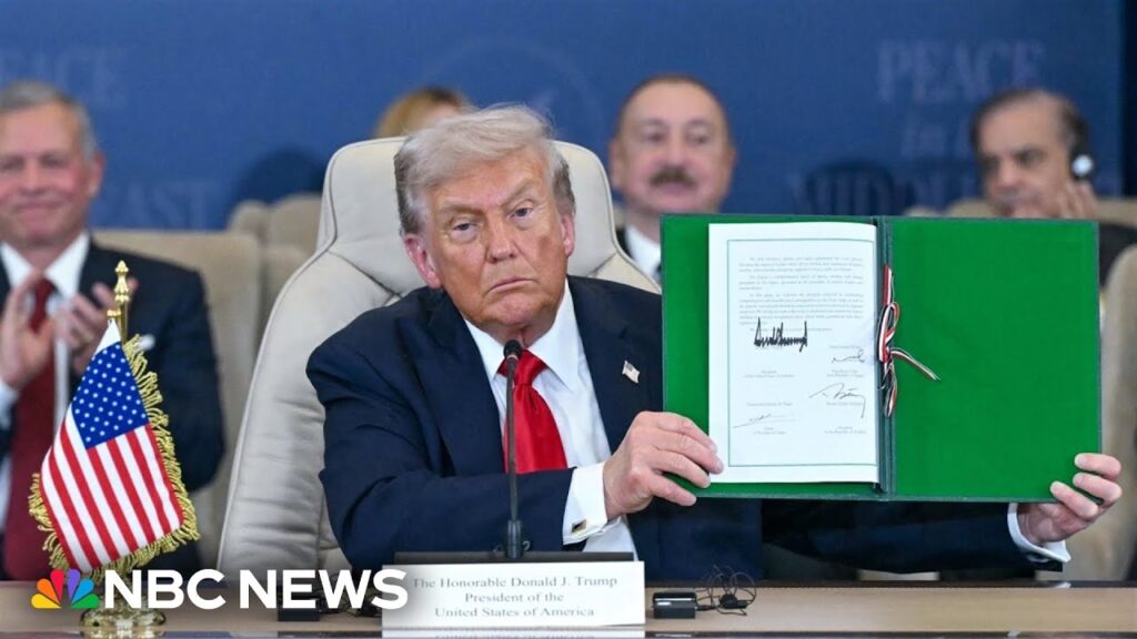 El presidente de Estados Unidos, Donald Trump, firmó este lunes en Sharm el Sheij (Egipto) un acuerdo de paz entre Israel y Hamás, con el que se pone fin a la guerra que devastó la Franja de Gaza y dejó más de 60.000 personas muertas desde octubre de 2023. Junto a Trump participaron los mandatarios Abdelfatah al Sisi (Egipto), Recep Tayyip Erdogan (Turquía) y Tamim bin Hamad Al Thani (Catar), principales mediadores en el conflicto. Ante una mesa y con una treintena de líderes mundiales como testigos, los cuatro jefes de Estado firmaron y levantaron el documento que sella el “Acuerdo de Paz de Trump”, descrito por el propio mandatario estadounidense como el más importante y complejo de su carrera. “Fue un gran obstáculo, pero todo salió tan bien que nadie podía creer que estuviéramos aquí, terminando todo y todos felices. Nunca antes había visto tanta alegría”, expresó Trump durante el acto. El republicano calificó el pacto como “el acuerdo más grande y complejo jamás firmado”, y aseguró que evita el riesgo de una Tercera Guerra Mundial. “La Tercera Guerra Mundial comenzaría en Oriente Medio, y eso no va a ocurrir”, subrayó. La Casa Blanca divulgó una declaración conjunta en la que Estados Unidos, Egipto, Catar y Turquía se comprometen a implementar el acuerdo “para garantizar la paz, la seguridad, la estabilidad y las oportunidades para todos los pueblos de la región, incluyendo tanto a palestinos como a israelíes”. El texto también señala que la paz duradera debe basarse en el respeto de los derechos humanos fundamentales y en la resolución diplomática de los conflictos, rechazando el uso de la fuerza. “Celebramos el compromiso verdaderamente histórico que pone fin a más de dos años de profundo sufrimiento y pérdida, abriendo un nuevo capítulo de esperanza, seguridad y prosperidad”, agrega la declaración. Por su parte, el presidente egipcio Al Sisi destacó el papel de Estados Unidos como una de las “garantías esenciales para la paz en Gaza y en todo Oriente Medio”, e invitó a Trump a participar en la Conferencia de Reconstrucción de Gaza, prevista para noviembre en El Cairo.