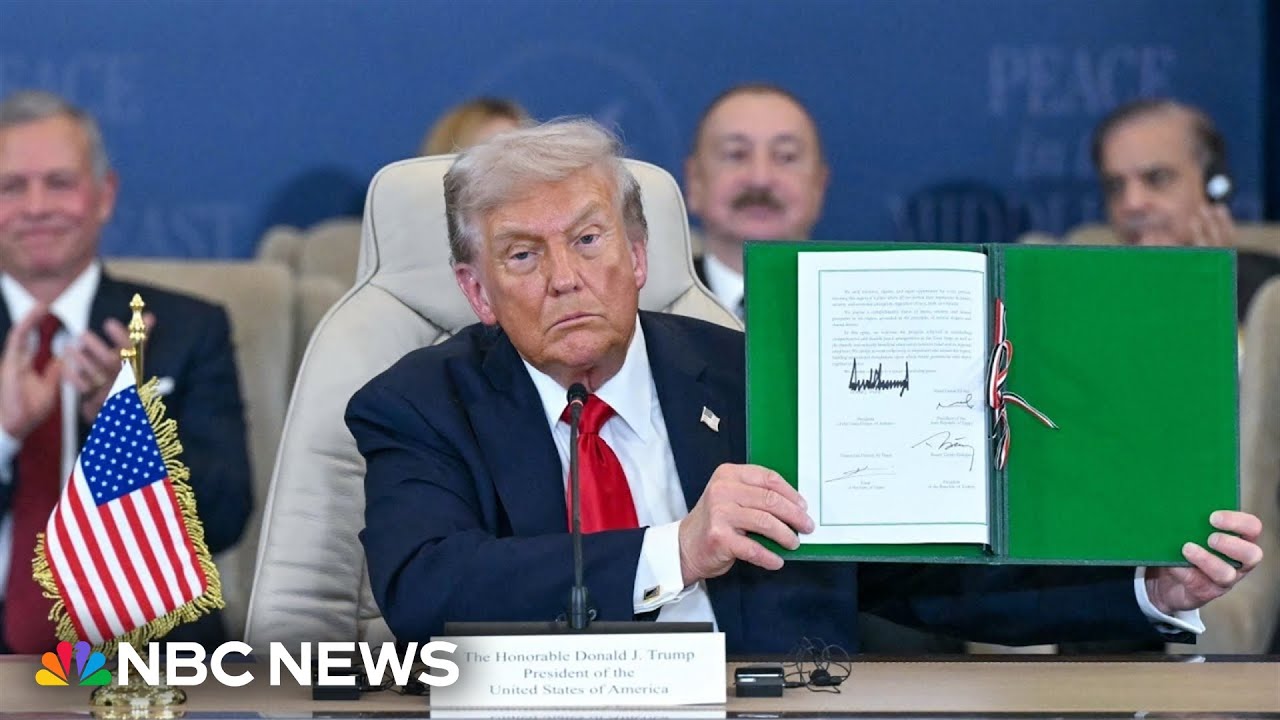 El presidente de Estados Unidos, Donald Trump, firmó este lunes en Sharm el Sheij (Egipto) un acuerdo de paz entre Israel y Hamás, con el que se pone fin a la guerra que devastó la Franja de Gaza y dejó más de 60.000 personas muertas desde octubre de 2023. Junto a Trump participaron los mandatarios Abdelfatah al Sisi (Egipto), Recep Tayyip Erdogan (Turquía) y Tamim bin Hamad Al Thani (Catar), principales mediadores en el conflicto. Ante una mesa y con una treintena de líderes mundiales como testigos, los cuatro jefes de Estado firmaron y levantaron el documento que sella el “Acuerdo de Paz de Trump”, descrito por el propio mandatario estadounidense como el más importante y complejo de su carrera. “Fue un gran obstáculo, pero todo salió tan bien que nadie podía creer que estuviéramos aquí, terminando todo y todos felices. Nunca antes había visto tanta alegría”, expresó Trump durante el acto. El republicano calificó el pacto como “el acuerdo más grande y complejo jamás firmado”, y aseguró que evita el riesgo de una Tercera Guerra Mundial. “La Tercera Guerra Mundial comenzaría en Oriente Medio, y eso no va a ocurrir”, subrayó. La Casa Blanca divulgó una declaración conjunta en la que Estados Unidos, Egipto, Catar y Turquía se comprometen a implementar el acuerdo “para garantizar la paz, la seguridad, la estabilidad y las oportunidades para todos los pueblos de la región, incluyendo tanto a palestinos como a israelíes”. El texto también señala que la paz duradera debe basarse en el respeto de los derechos humanos fundamentales y en la resolución diplomática de los conflictos, rechazando el uso de la fuerza. “Celebramos el compromiso verdaderamente histórico que pone fin a más de dos años de profundo sufrimiento y pérdida, abriendo un nuevo capítulo de esperanza, seguridad y prosperidad”, agrega la declaración. Por su parte, el presidente egipcio Al Sisi destacó el papel de Estados Unidos como una de las “garantías esenciales para la paz en Gaza y en todo Oriente Medio”, e invitó a Trump a participar en la Conferencia de Reconstrucción de Gaza, prevista para noviembre en El Cairo.