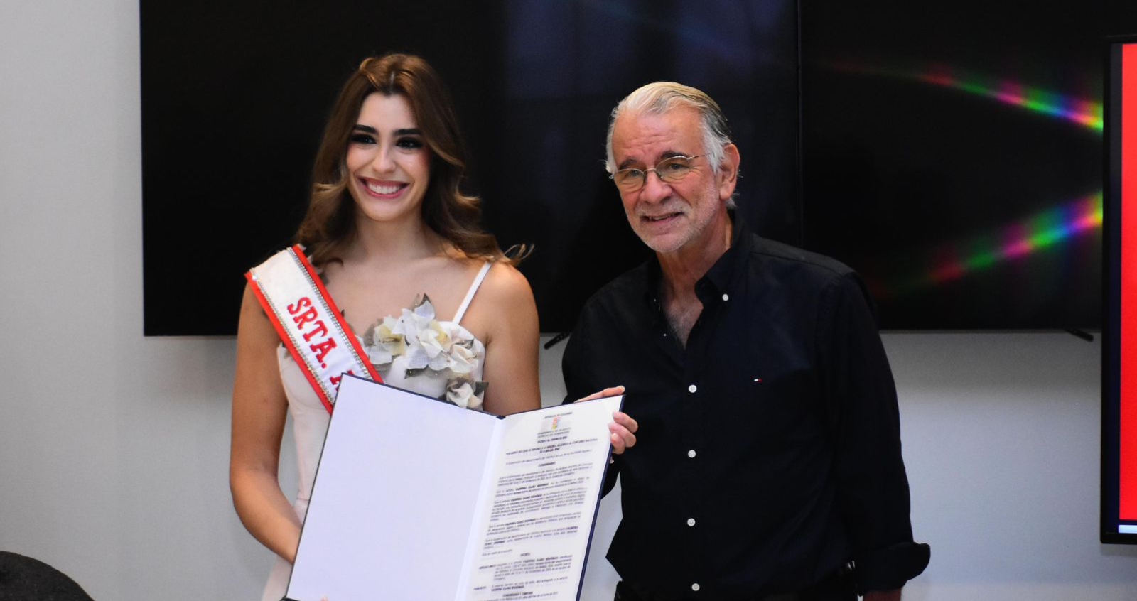 Señorita Atlántico recibe decreto para participar  en el Concurso Nacional de Belleza