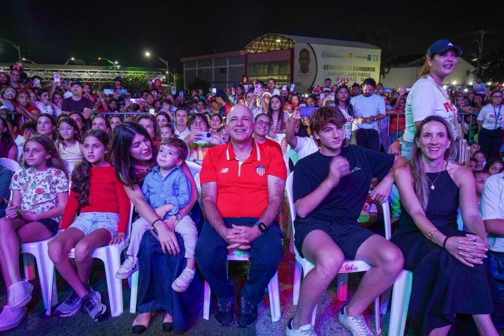 Barranquilla encendió la Navidad con el árbol más alto de Colombia en La Ventana al Mundo