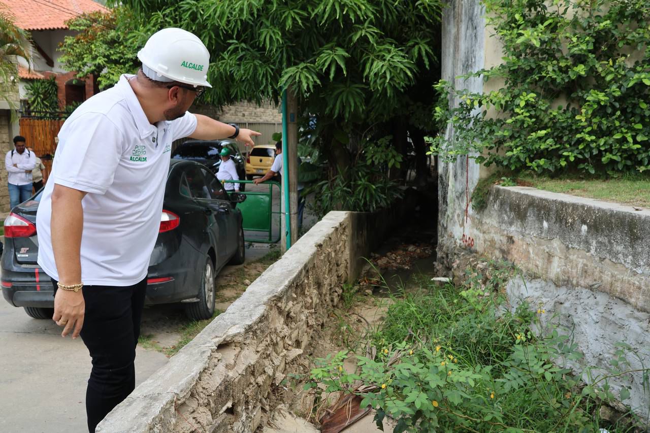 Alcalde de Puerto Colombia inspecciona obras para mitigar inundaciones en la Avenida Las Dunas