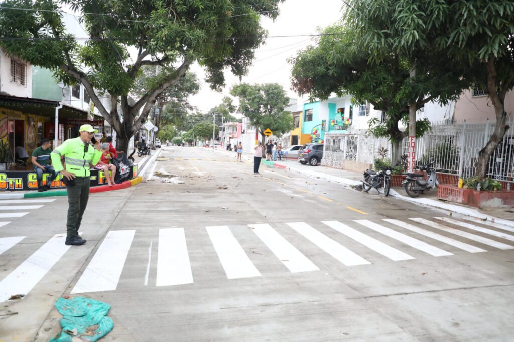 Alejandro Char entrega nuevas vías en Los Pinos y anuncia la construcción de un parque para la comunidad
